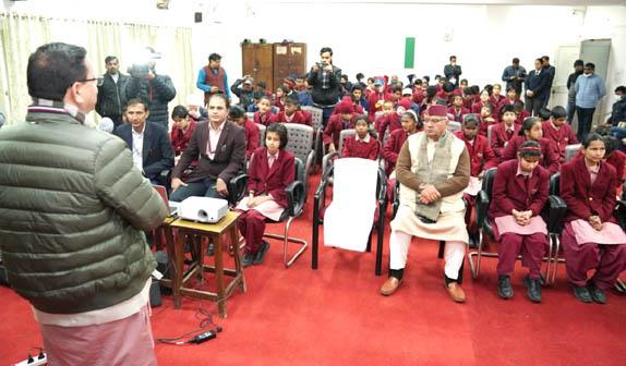 
Chief Minister Dhami listened to the Prime Minister's mind with the children
