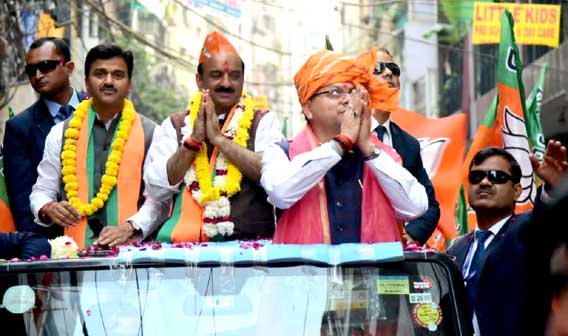 Huge crowd gathered to listen to the Chief Minister of Devbhoomi Dhami in the election rallies of Delhi