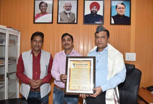 DG Information Banshidhar Tiwari was given by Community Radio Hewalwani, Chamba 'Hewlwani Garhbhoomi Samman-2022'