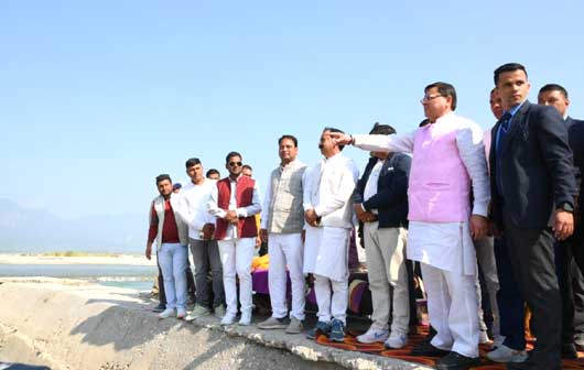 Chief Minister Dhami reached Sharda Ghat in Tanakpur and carried out on-the-spot inspection of flood control works being carried out by the Irrigation Department.