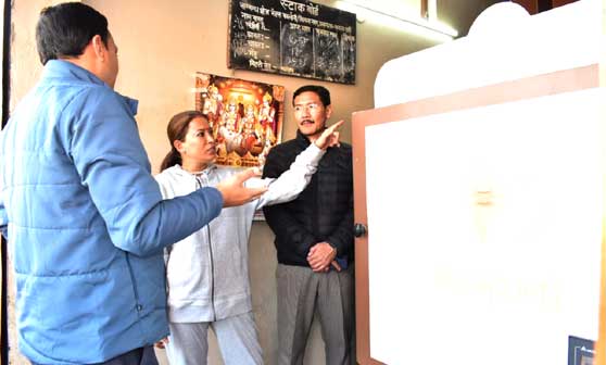 Food Minister Rekha Arya inspected the Food Grain ATM