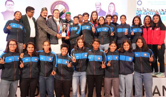 Chief Minister Dhami felicitated the members of Uttarakhand women's under 19 cricket team