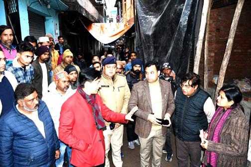 Commissioner Deepak Rawat gave instructions on the occasion of demolition of illegal building construction in line number-8 and 12 Vanbhulpura