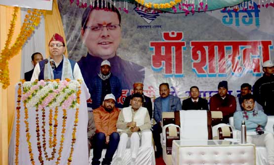 Chief Minister Dhami performed Maa Sharda's aarti at Sharda Ghat in Tanakpur and wished for the happiness and peace of the state.