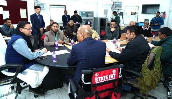 Chief Minister Dhami reviewed the landslide area of ​​Joshimath with higher officials at the Disaster Management Center located at the secretariat