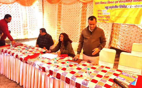 Multipurpose camp and e-choupal organized under the chairmanship of CDO Ms. Jharna Kamthan in village Sorna of block Raipur