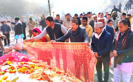 Union Minister Ajay Bhatt visited Mata Jia Rani cave located at Ranibagh Chitrashila Ghat on the occasion of Makar Sankranti/Uttarayani festival