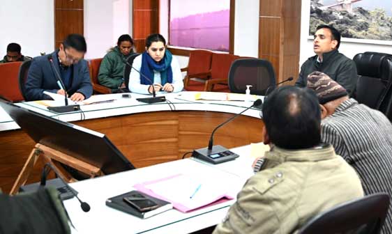 District Magistrate Dr. Saurabh Gaharwar discussed with the officials about the arrangements for organizing the Tehri Lake Festival-2023