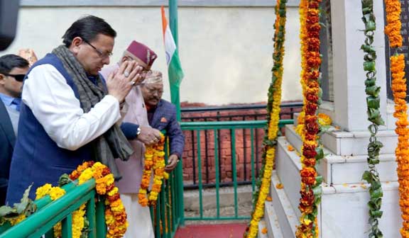 Chief Minister Dhami paid homage to the statue of Azad Hind Fauj martyr Major Durgamalla