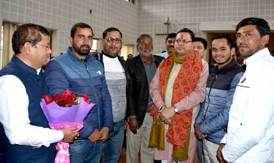 On the occasion of new year, Chief Minister Dhami met people from different areas of the state and wished them a happy new year