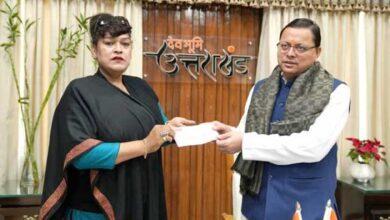 Madam Rajni Rawat handed over a check of Rs 11 lakh to the Chief Minister for the Chief Minister's Relief Fund