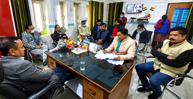 District Magistrate Dhiraj Singh Garbyal took the meeting of Medical Management Committee of Ramdatta Joshi Joint Hospital Ramnagar