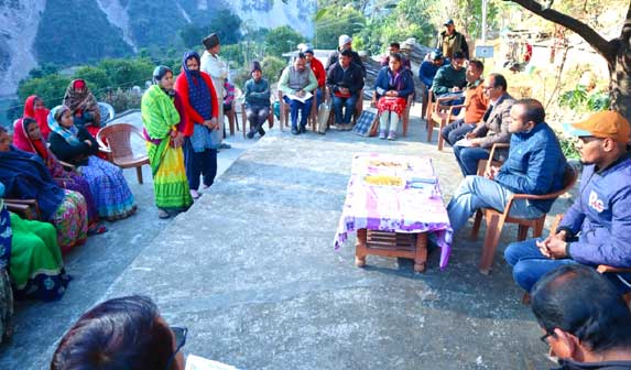 District Magistrate Mayur Dixit walked 2 km and organized a village chaupal in village Malyasu Talla and listened to the problems of the villagers.