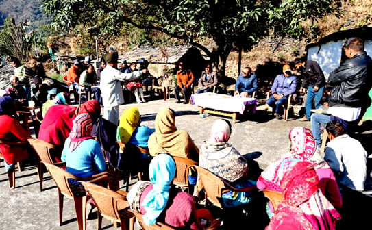 District Magistrate Mayur Dixit walked 2 km and organized a village chaupal in village Malyasu Talla and listened to the problems of the villagers.