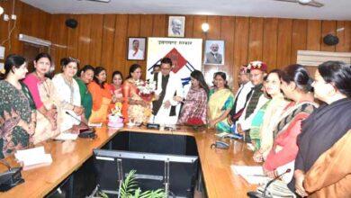 State President of BJP Mahila Morcha, Uttarakhand Smt. Asha Nautiyal and other office bearers met Chief Minister Dhami