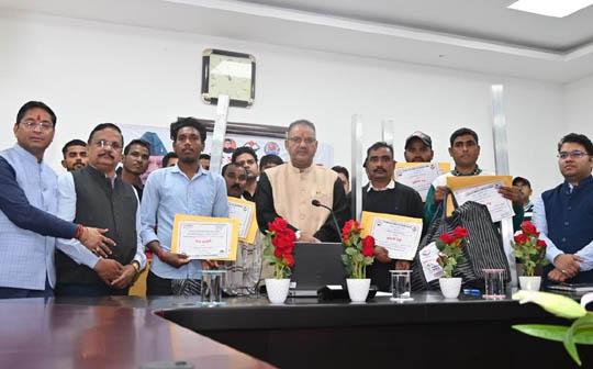 Minister Ganesh Joshi distributed tool kits and certificates and labor loss allowances to semi-skilled masons