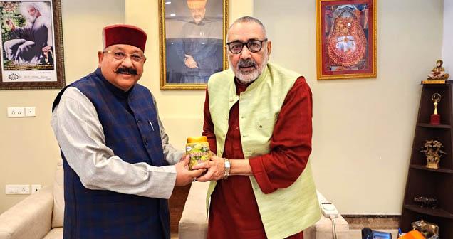 Maharaj met Union Minister Giriraj Singh and inquired about his well-being