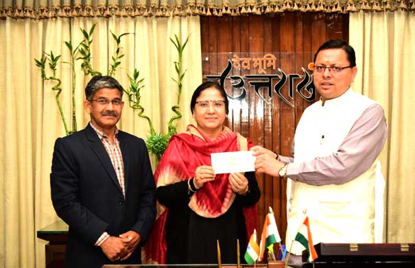 Vice-Chancellor Doon University Prof. Surekha Dangwal handed over a check of Rs.1,91,350 to Chief Minister Dhami for the help of the affected people of Joshimath