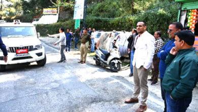 District Magistrate Tehri Garhwal Dr. Saurabh Gaharwar himself reached the spot to take stock of the traffic safety arrangements.