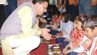 Chief Minister Dhami, who reached among Divyang children, worshiped Divyang children on the occasion of Navratri