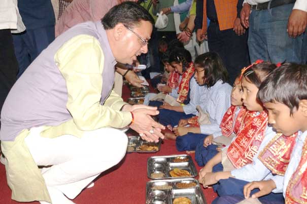 Chief Minister Dhami, who reached among Divyang children, worshiped Divyang children on the occasion of Navratri