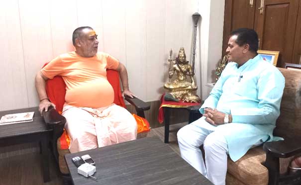 Cabinet Minister Dr. Premchand Aggarwal met Mahamandaleshwar Swami Rajarajeshwarashram Maharaj and received his blessings.