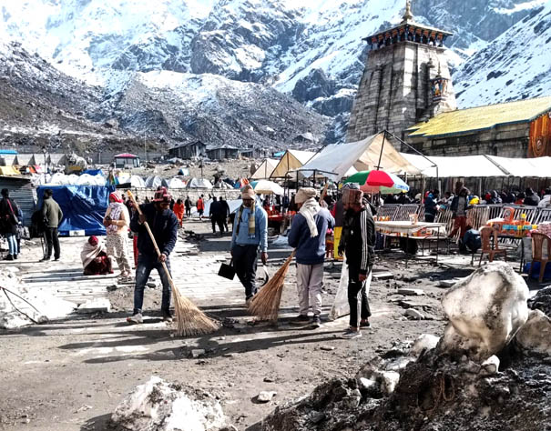 Sulabh International and Nagar Panchayat Kedarnath in Kedarnath Dham, cleanliness is being done continuously by environment friends even in difficult circumstances