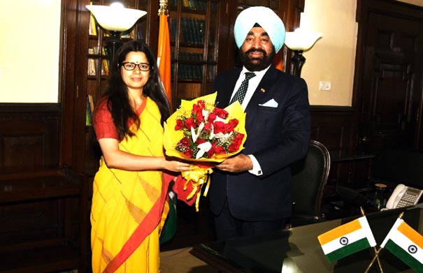 DM Vandana paid a courtesy visit to Governor 1