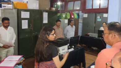 District Magistrate Vandana Singh inspected all the counters including kham, information, bills, revenue of Nainital district office