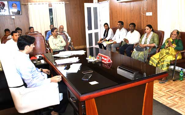 Divisional Commissioner Deepak Rawat solved the problems by holding a public hearing of the pending complaints