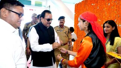 Union Minister of State for Defense and Tourism Ajay Bhatt, who reached Jollygrant Airport to participate in the G-20 program, was welcomed in a traditional way