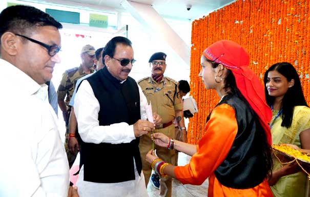 Union Minister of State for Defense and Tourism Ajay Bhatt, who reached Jollygrant Airport to participate in the G-20 program, was welcomed in a traditional way