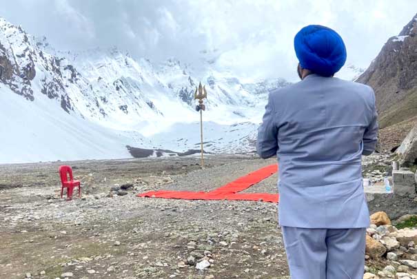 Governor Lt. General (Retd) Gurmeet Singh visited 'Adi Kailash' and 'Om Parvat' during his visit to district Pithoragarh