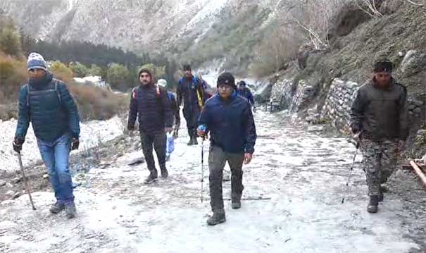 District Magistrate Himanshu Khurana did a terrestrial inspection of the 18 kilometer pedestrian route of Hemkund Sahib