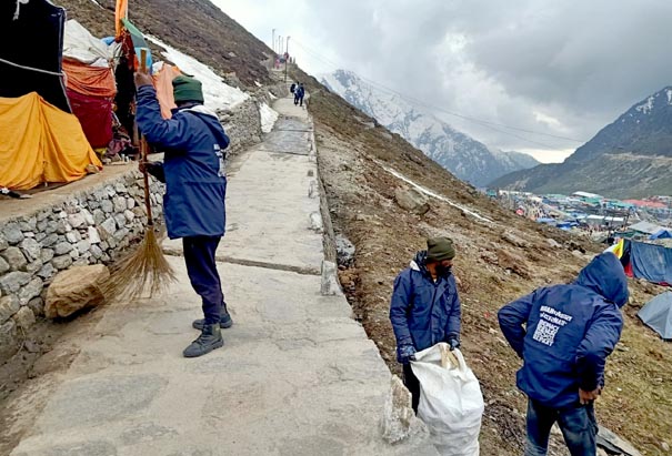 Nagar Panchayat Kedarnath started cleaning campaign from Pitrikund to Bhairavnath temple area