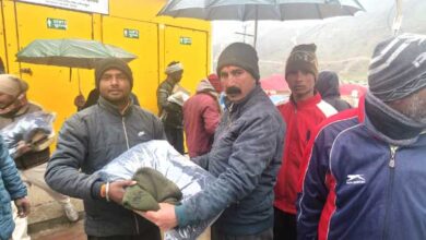 environmental friends doing the work of cleanliness in Kedarnath Dham