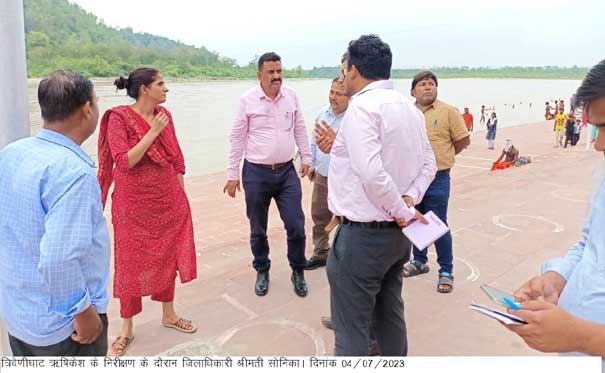 District Magistrate Mrs. Sonika inspected Trivenighat