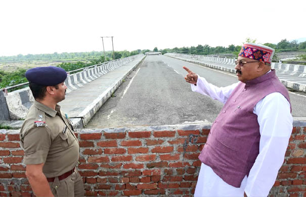 Maharaj inspected the broken Malan bridge