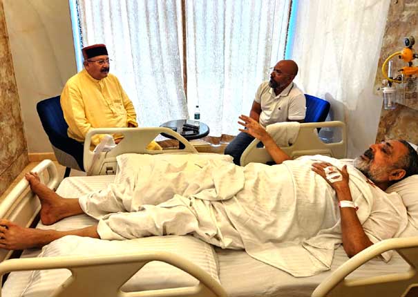 Maharaj went to the hospital to inquire about the health of Union Minister Giriraj Singh, wished for a speedy recovery