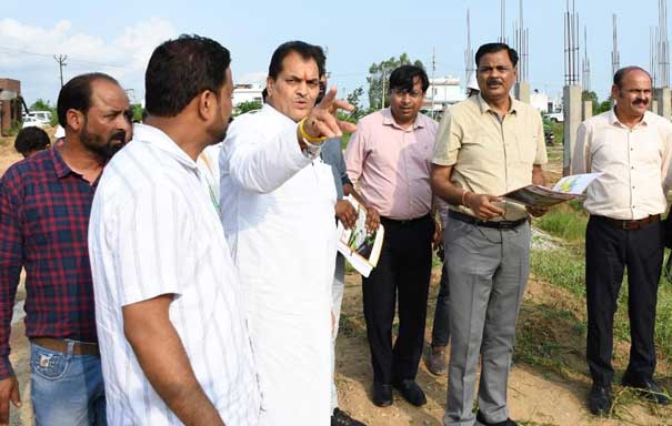 Cabinet Minister Prem Chandra Agrawal did a site inspection of 528 flats for the poor in Ramnagar (Umedpur) under Pradhan Mantri Awas Yojana