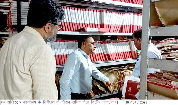 Secretary Finance, Government of Uttarakhand, Dilip Jawalkar inspected the sub-registrar's office located in the Collectorate premises.