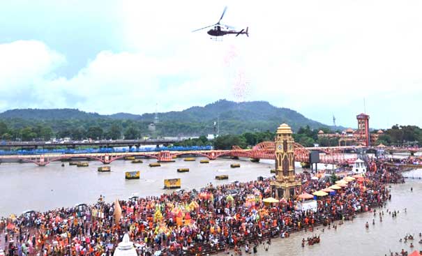 Flowers were showered by helicopter on devotees at Harkipedi via Roorkee