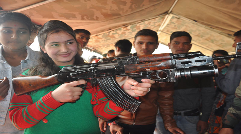 सेना मेला में अस्त्र-शस्त्र देख रोमांचित हुए लोग सेना मेला में अस्त्र-शस्त्र देख रोमांचित हुए लोग