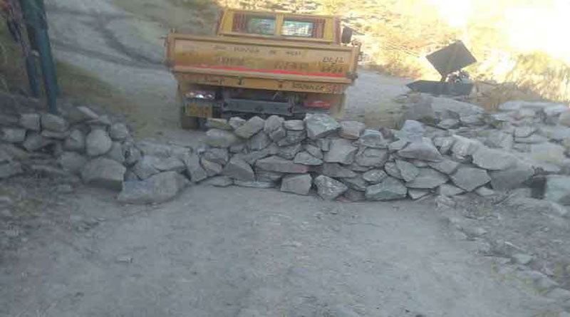 जमीन का नहीं मिला मुआवजा तो ग्रामीणों ने बंद कर दी सड़क जमीन का नहीं मिला मुआवजा तो ग्रामीणों ने बंद कर दी सड़क