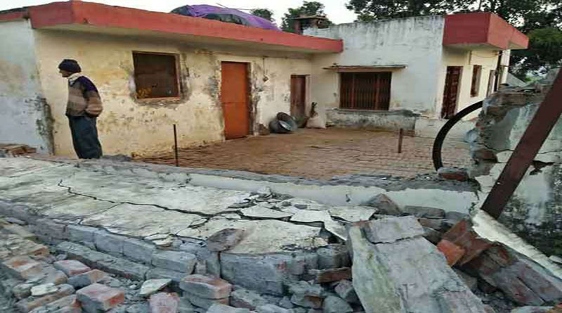 हाथी ने मचाया उत्पात, तोड़ डाली घर की चारदीवारी हाथी ने मचाया उत्पात, तोड़ डाली घर की चारदीवारी