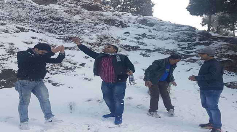 बर्फबारी के बाद मसूरी और नैनीताल में पर्यटकों ने किया रुख बर्फबारी के बाद मसूरी और नैनीताल में पर्यटकों ने किया रुख