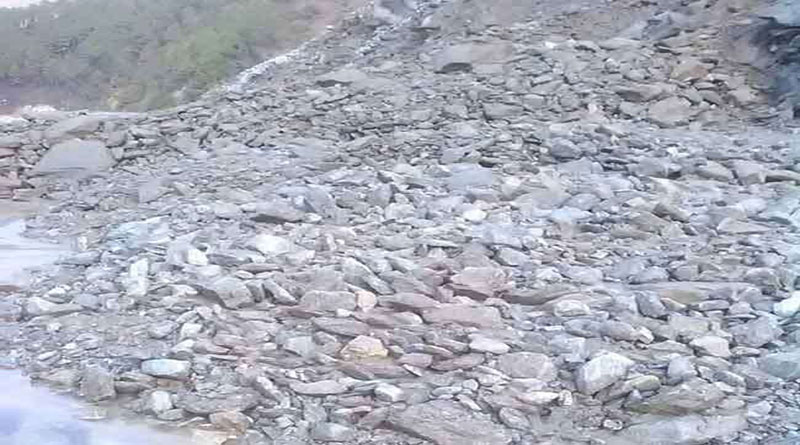 बारिश के दौरान भूस्खलन से यमुनोत्री हाईवे हुआ बंद