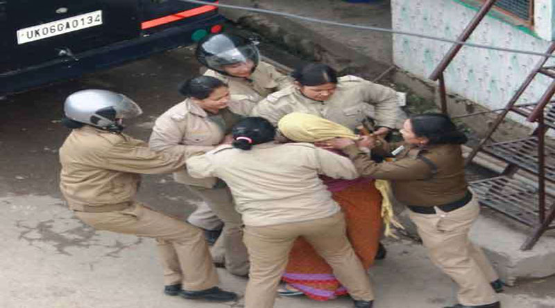 पुलिस ने आंदोलनकारियों पर चलाई लाठियां, कई घायल पुलिस ने आंदोलनकारियों पर चलाई लाठियां, कई घायल