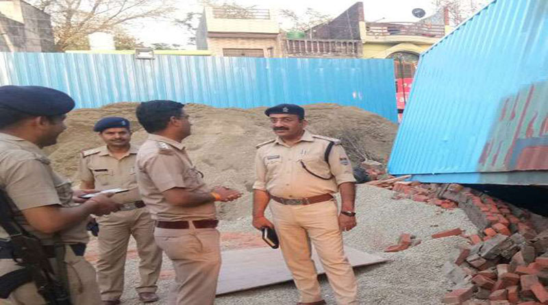 सीमेंट लदे कंटेनर से दबकर तीन मजदूरों की मौत