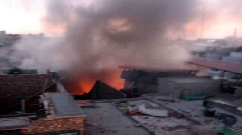 भीड़भरे बाजार में फूल भंडार के गोदाम में लगी आग, अफरा-तफरी